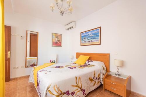 biała sypialnia z łóżkiem i stolikiem nocnym oraz łóżkiem sidx sidx sidx w obiekcie Villa Bella Lucia Luxury 2 w Corralejo