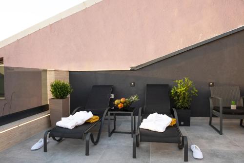 patio con sedie e tavolo con frutta di Apartment 88 - Rooftop jacuzzi & terrace a Zara (Zadar)