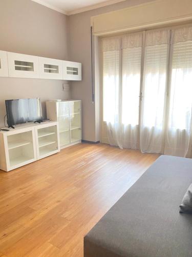 sala de estar con cama y TV en appartmentslapiazzetta -1-2-6, en Sesto Calende