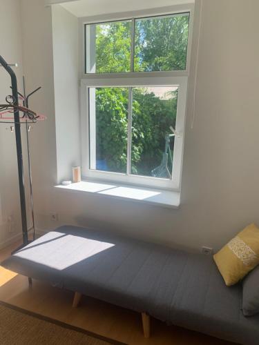 パルヌにあるVahe apartment, Pärnuの窓、ベンチが備わる客室です。