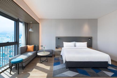 Ένα ή περισσότερα κρεβάτια σε δωμάτιο στο Holiday Inn Express Shenzhen Haiyuan City by IHG