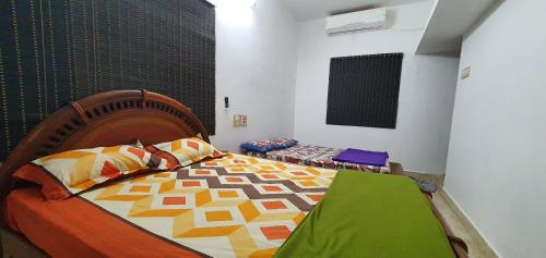 Una cama o camas en una habitación de Oonjal Veedu-Renovated Recently