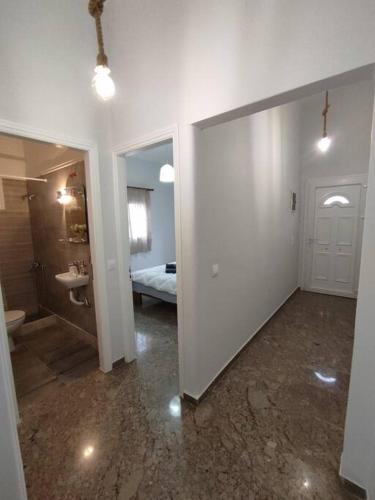 a room with a bathroom with a sink and a toilet at Διαμέρισμα κοντά στην θάλασσα in Arkoudi