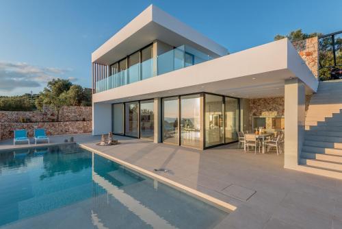 una casa con piscina frente a ella en The Sall Villa, en Agios Nikolaos