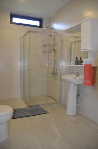 シェックブティリにあるKaprovani Houseのシャワー、洗面台、トイレ付きのバスルーム