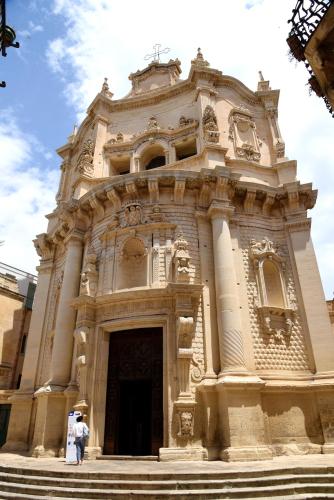 a building with people standing in front of it at Li Frati Suite in Lecce