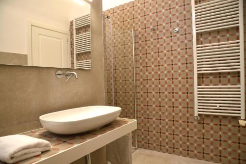 uma casa de banho com um lavatório e um chuveiro em Li Frati Suite em Lecce