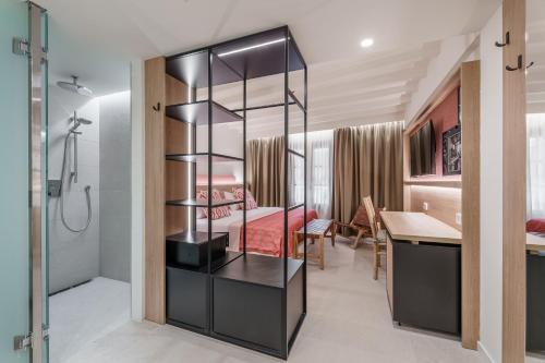 a room with a shower and a bedroom at Can Guixe - Turismo de Interior in Inca