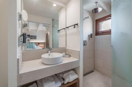 a bathroom with a sink and a mirror at Can Guixe - Turismo de Interior in Inca