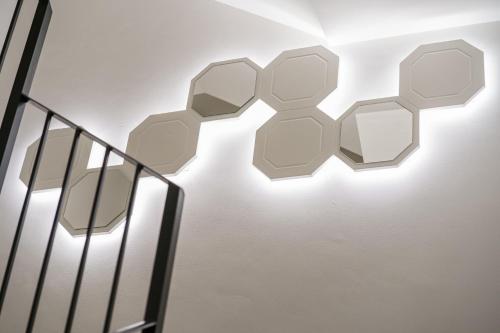 a stairwell with a pattern of hexagons on a wall at Can Guixe - Turismo de Interior in Inca