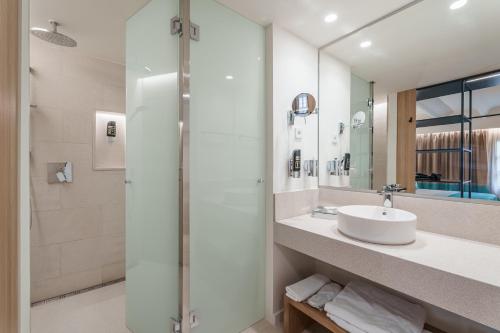 a bathroom with a sink and a shower at Can Guixe - Turismo de Interior in Inca