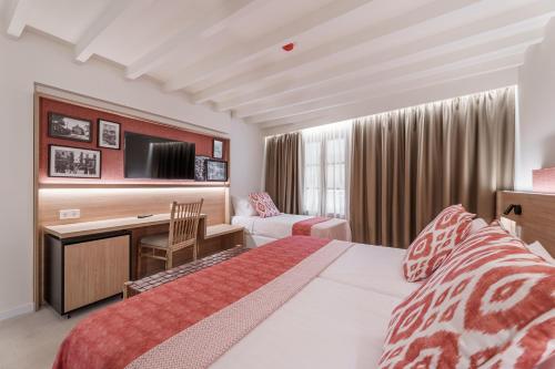a hotel room with a bed and a desk at Can Guixe - Turismo de Interior in Inca