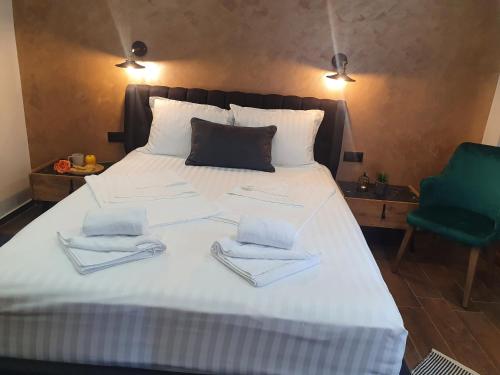 Katil atau katil-katil dalam bilik di Kamelia guest rooms
