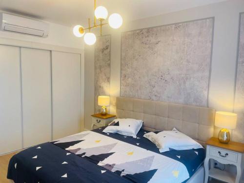 - une chambre avec un lit, deux lampes et un tableau dans l'établissement Villa privée avec piscine, à Valescure