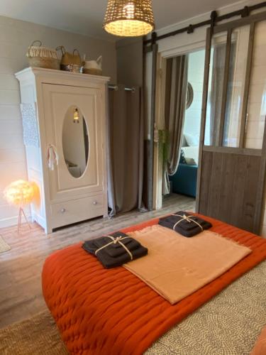 um quarto com uma cama com duas toalhas em La petite Jeanine em Villers-sur-Mer