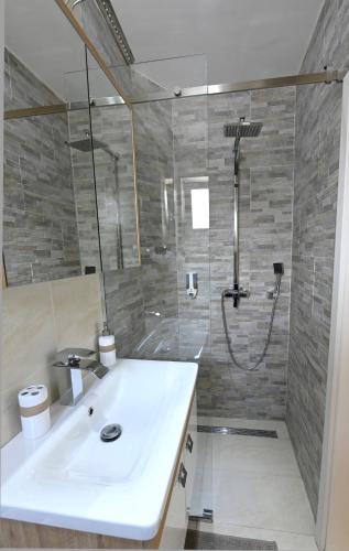 a bathroom with a sink and a shower at Enjoyit Rooms in Velden am Wörthersee