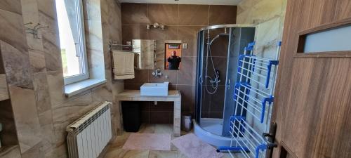 a bathroom with a shower and a sink at U Tereni na Mazurach in Kuty