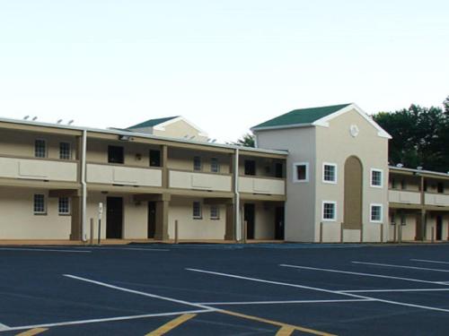 un parking vide devant un bâtiment dans l'établissement Hotel Vicenza, à Monmouth Junction