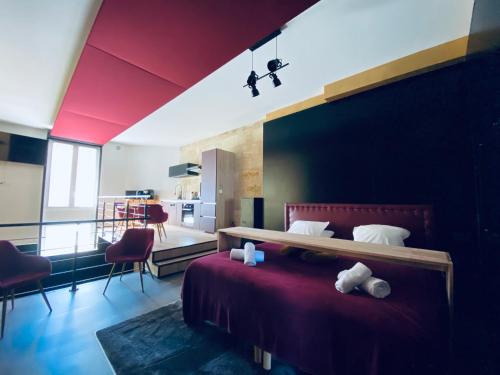 Photo de la galerie de l'établissement Mieuxqualhotel jacuzzi privatif Love room, à Bordeaux