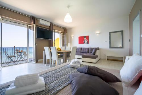 TV a/nebo společenská místnost v ubytování Loft Panorama di Naxos