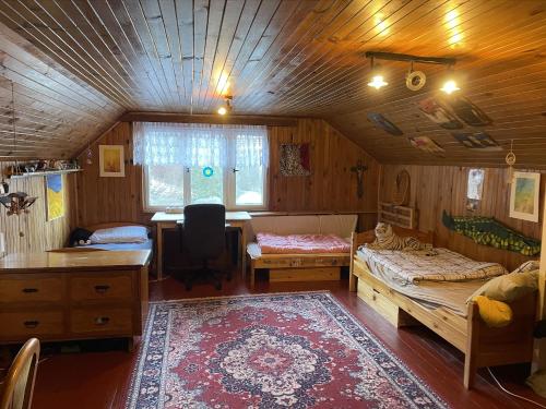 Vyšní LhotyにあるRoubenka Prašiváのベッド1台とデスクが備わる客室です。