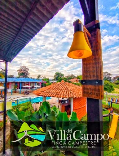 a light on a pole next to a pool at Finca Campestre Villa del Campo in Santa Rosa de Cabal