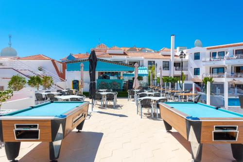 Бассейн в Club Tenerife Apartments или поблизости