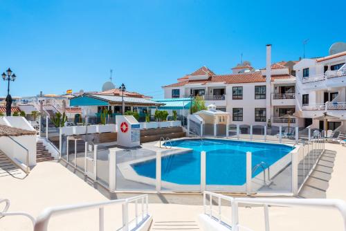 Бассейн в Club Tenerife Apartments или поблизости