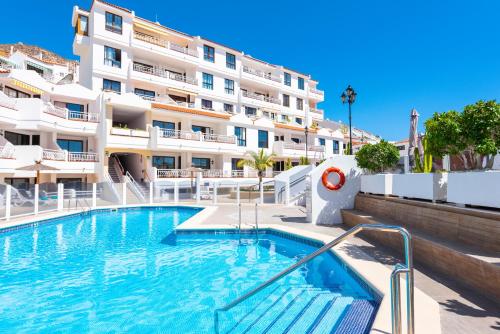 Бассейн в Club Tenerife Apartments или поблизости