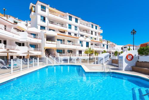 Бассейн в Club Tenerife Apartments или поблизости