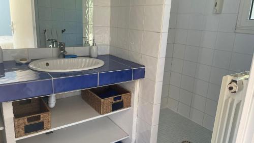 une salle de bain avec un lavabo et un miroir dans l'établissement Maison d'Hotes Le Boulou, à Saint-Cyr-sur-Mer