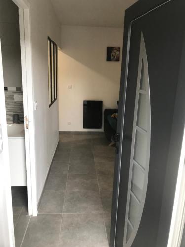 Μια τηλεόραση ή/και κέντρο ψυχαγωγίας στο Superbe studio entièrement refait a neuf