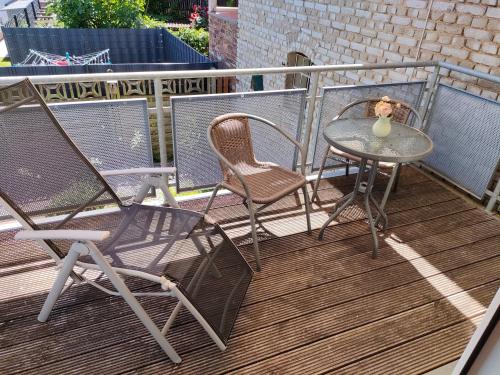 two chairs and a table on a deck at Susis Ferienwohnung in Lahnau