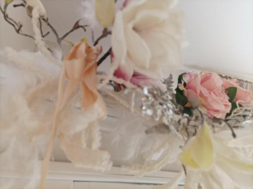 a vase filled with flowers on top of a shelf at La casa di Annalisa in Ortona
