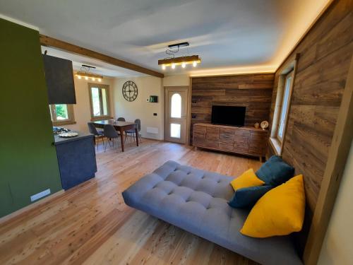 a large living room with a couch and a kitchen at CasAmici in Bognanco