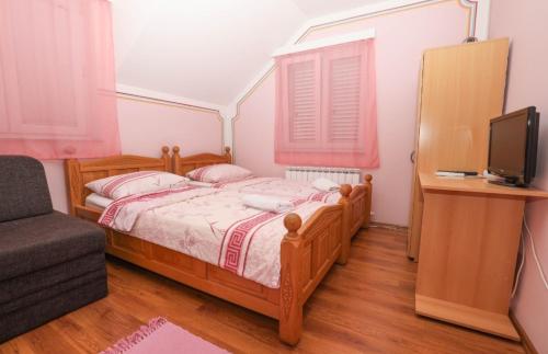 A bed or beds in a room at Rooms Odmaralište Jablan