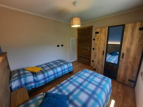 a room with two beds and a couch in it at CasAmici in Bognanco