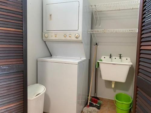 La petite salle de bains est pourvue de toilettes et d'un lavabo. dans l'établissement Oceanview Lighthouse Villa, à Maunabo