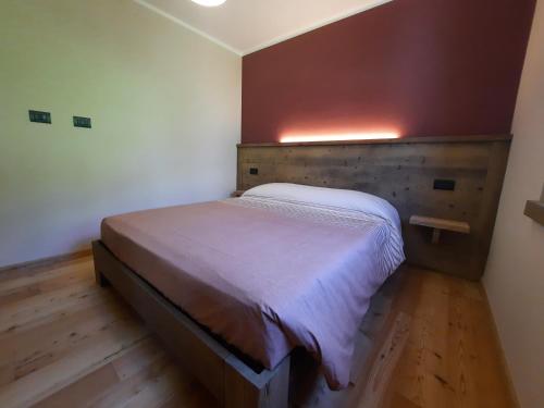 a bedroom with a large bed in a room at CasAmici in Bognanco