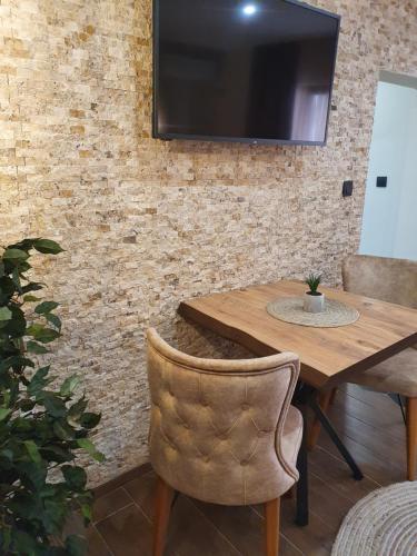 Televisyen dan/atau pusat hiburan di Kamelia guest rooms