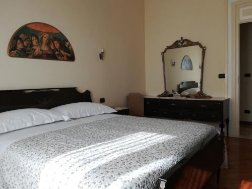 1 dormitorio con cama, tocador y espejo en Casa vacanze Michelino en Guardiagrele