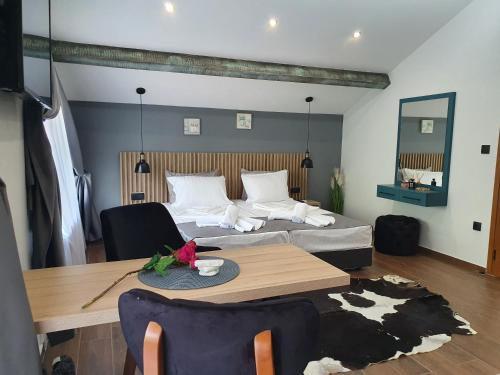 Katil atau katil-katil dalam bilik di Kamelia guest rooms