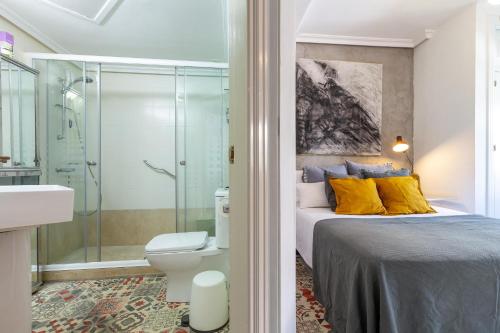a bedroom with a bed and a shower and a toilet at Cute apartment oceanfront in Benalmádena