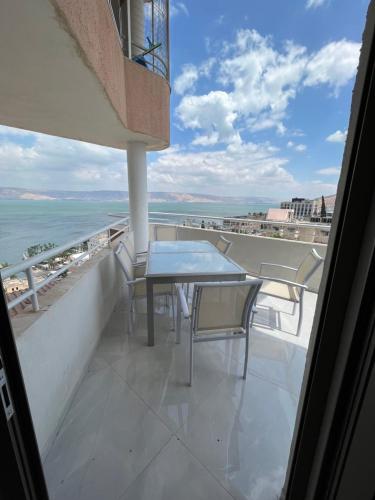 Un balcón o terraza en דירת נופש טבריה