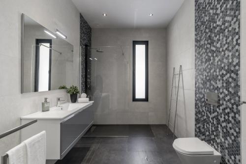 Ванна кімната в Villa Calheta Charm by Villa Plus
