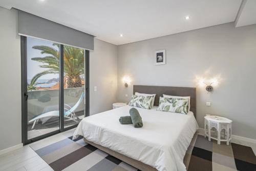 una camera da letto con un letto grande e un balcone di Villa Old Town by Villa Plus a Funchal
