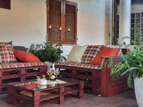 a patio with two couches and a coffee table at Casa Twins in Sassari