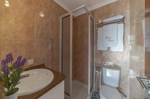 Et badeværelse på Villa Theos House by Villa Plus