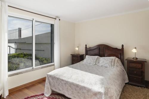 En eller flere senge i et værelse på Villa Theos House by Villa Plus