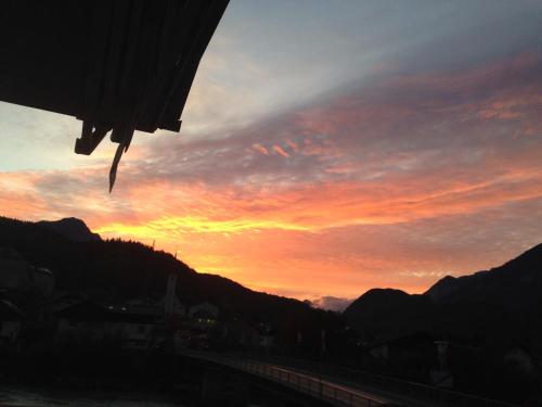 a sunset in the mountains with the sky at Ferienwohnung Neureiter in Golling an der Salzach